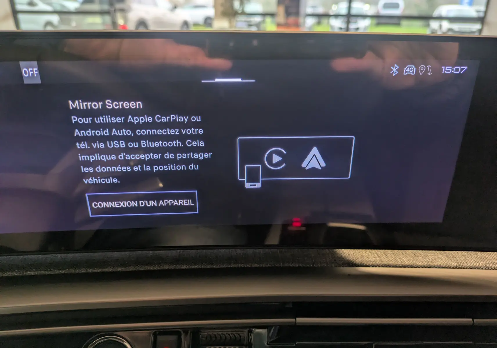 Écran tactile intérieur du Peugeot 3008 gris titanium affichant l'interface Mirror Screen pour connexion Apple CarPlay ou Android Auto.