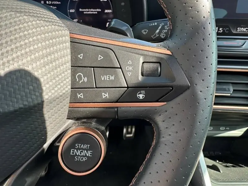 Gros plan sur le volant perforé noir du CUPRA Formentor 2025, avec commandes multifonctions et bouton start engine stop.