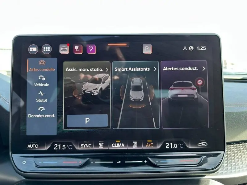 Écran tactile du tableau de bord du CUPRA Formentor 2025 affichant les aides à la conduite et la climatisation.