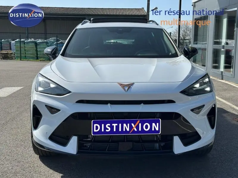 Vue frontale d'une CUPRA Formentor 1.5 eTSI Hybrid 150ch V DSG7 en noir minuit métallisé avec calandre marquée et logo Cuprar visible.