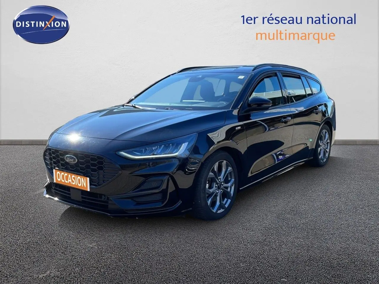 Ford Focus SW 2024 noir agate métal vue 3/4 avant droit avec calandre hexagonale et jantes alliage.