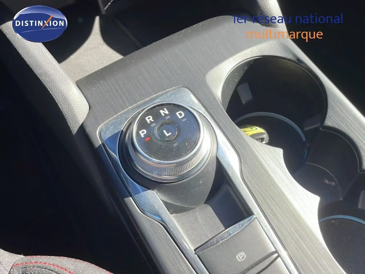 Vue rapprochée de la molette de boîte automatique sur la console centrale d’une Ford Focus SW noire.