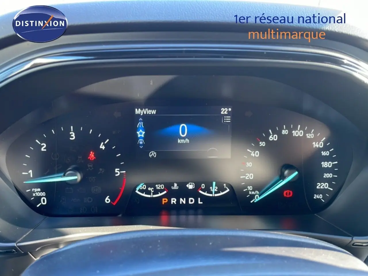 Tableau de bord numérique de Ford Focus SW 2024, affichage vitesse et compte-tours, vue frontale rapprochée.