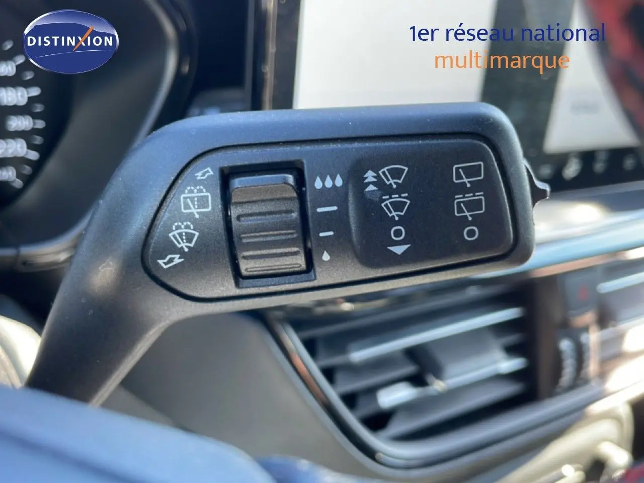 Gros plan sur la commande des essuie-glaces dans l’habitacle de la Ford Focus SW noir Agate Metal 2024.