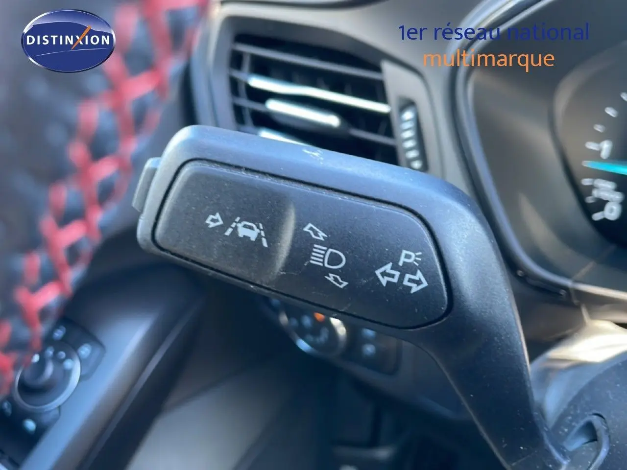 Gros plan sur la commande de clignotants et aides à la conduite dans l’habitacle noir d’une Ford Focus SW 2024.