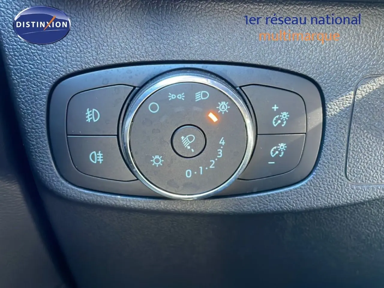 Commande des phares en gros plan sur tableau de bord noir d’une Ford Focus SW 1.5 EcoBlue 2024.