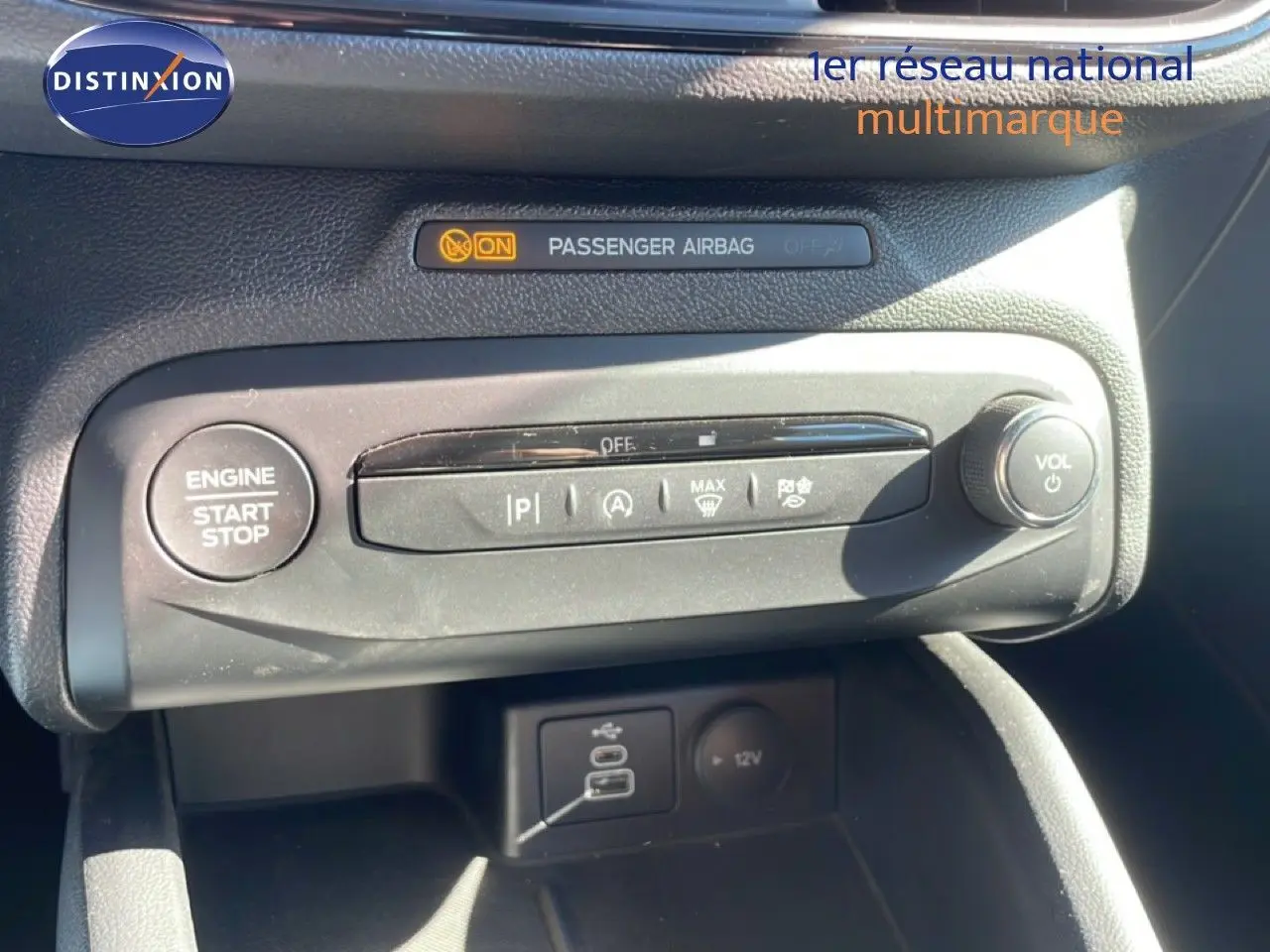 Détail de la console centrale noire de la Ford Focus SW 2024, avec bouton start/stop et commandes climatisation.
