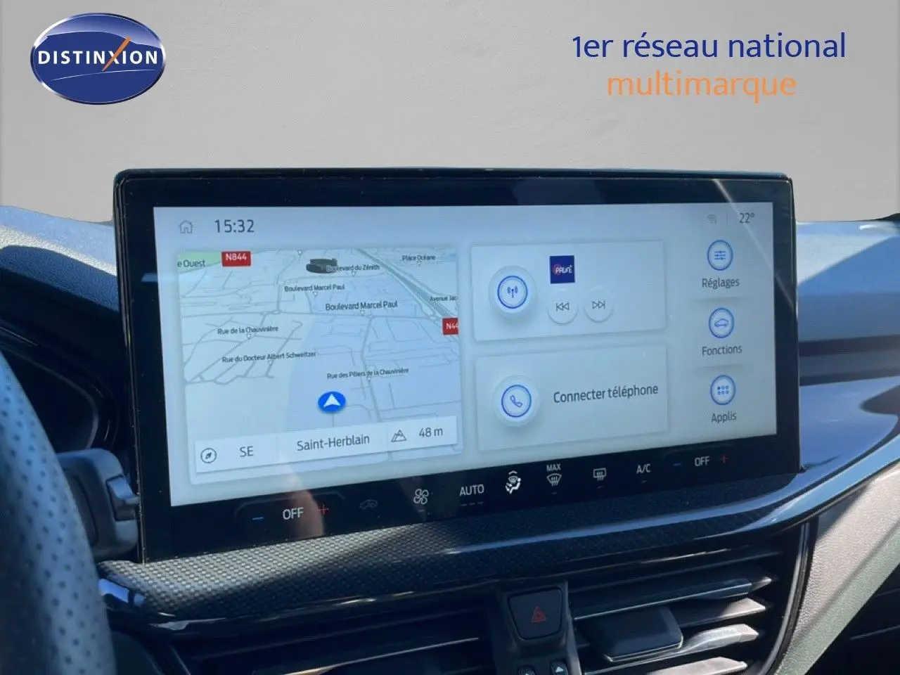 Vue intérieure du tableau de bord de la Ford Focus SW 2024, écran tactile large avec navigation et commandes digitales.