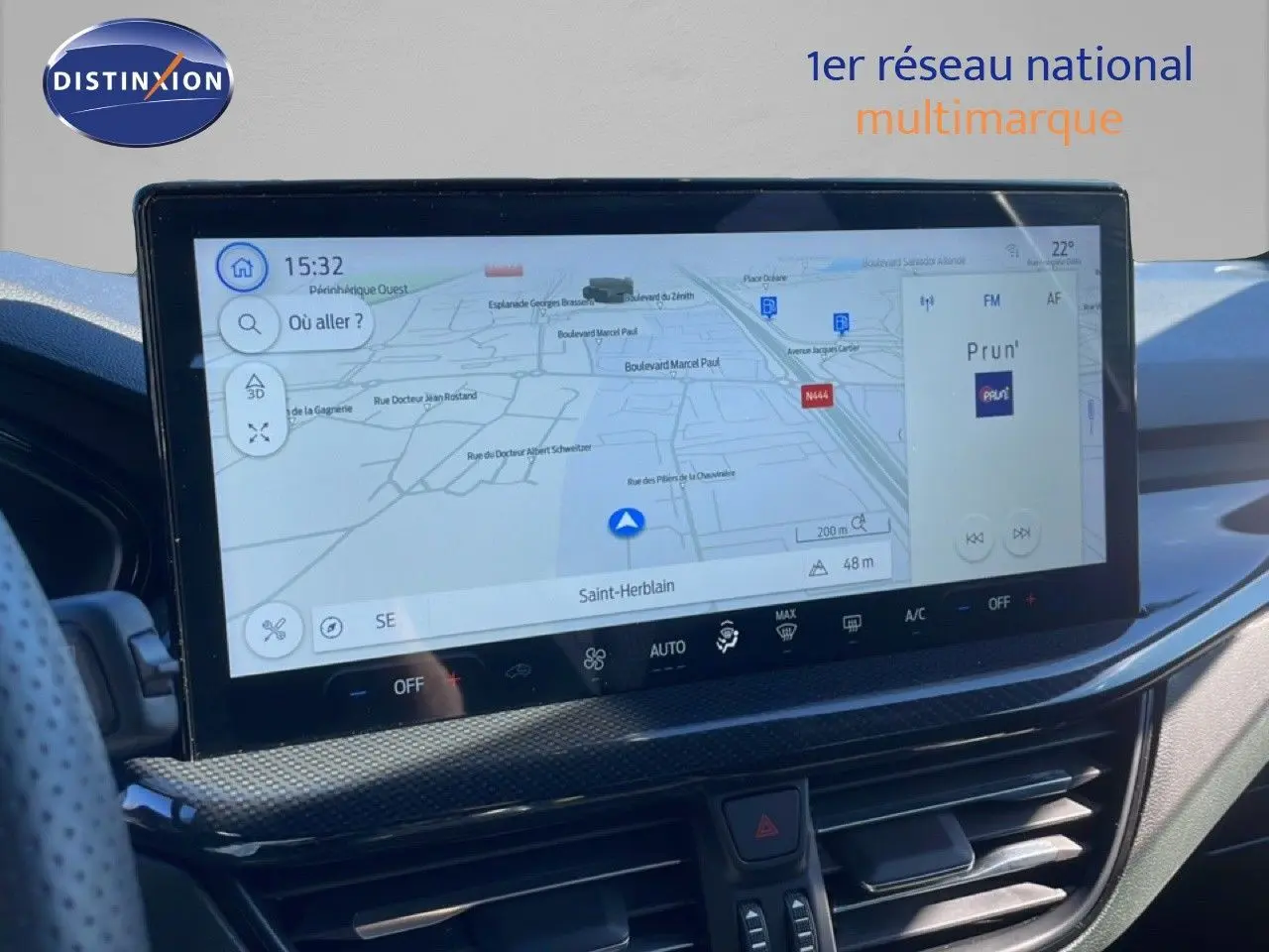 Écran tactile central affichant la navigation dans une Ford Focus SW 2024, intérieur noir avec volant partiel visible.