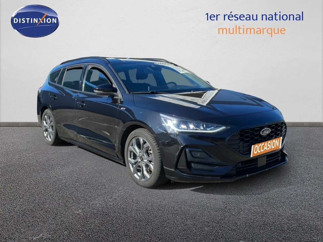Ford Focus SW 2024 noir Agate Metal vue 3/4 avant droit avec calandre noire et jantes alliage.