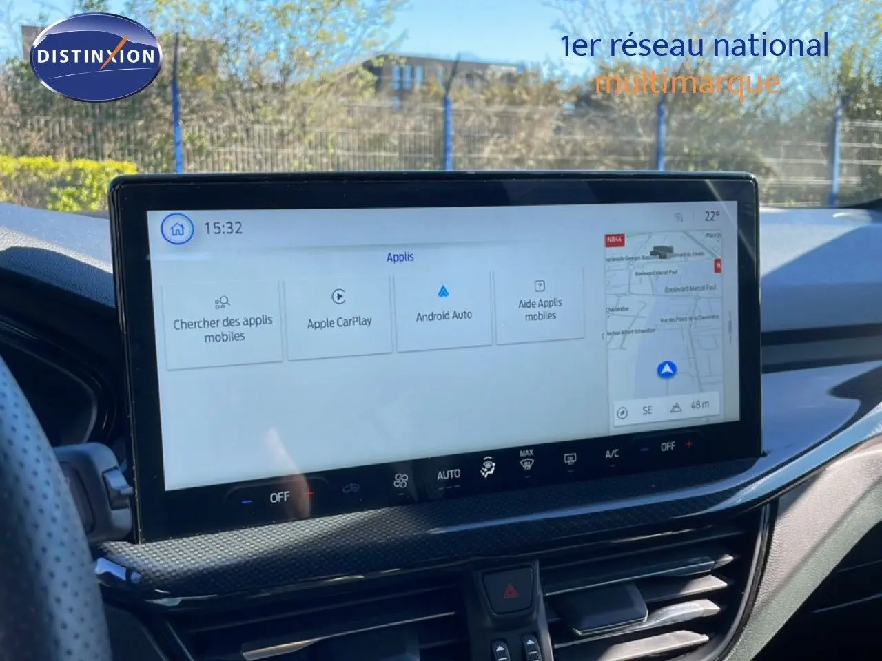 Écran tactile central de la Ford Focus SW 2024 noir agate, affichant navigation et options connectées.