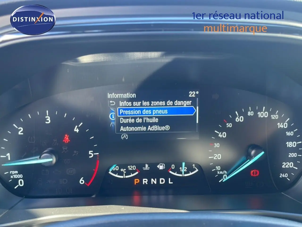 Tableau de bord numérique de Ford Focus SW 2024 noir, affichant la pression des pneus et indicateurs vitesse et régime moteur.