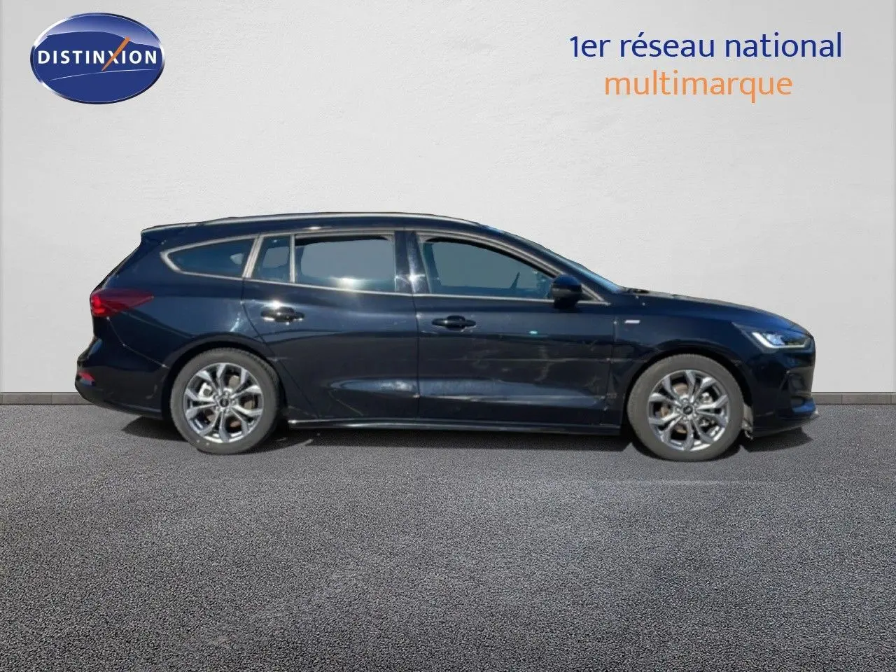 Vue de profil côté gauche d'une Ford Focus SW noire Agate Métal, version 2024 finition ST-Line avec jantes alliage.