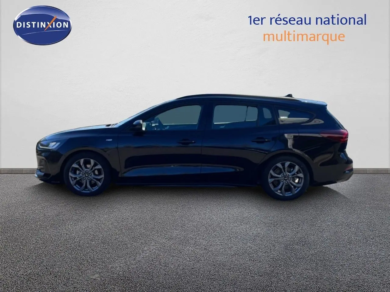 Ford Focus SW noir agate metal vue de profil côté gauche sur fond clair avec jantes alliage et toit ouvrant.