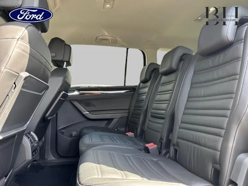 Vue intérieure côté droit des sièges arrière en cuir noir Vienna du Volkswagen Touran 2.0 TDI 2020, avec appuie-têtes réglables.