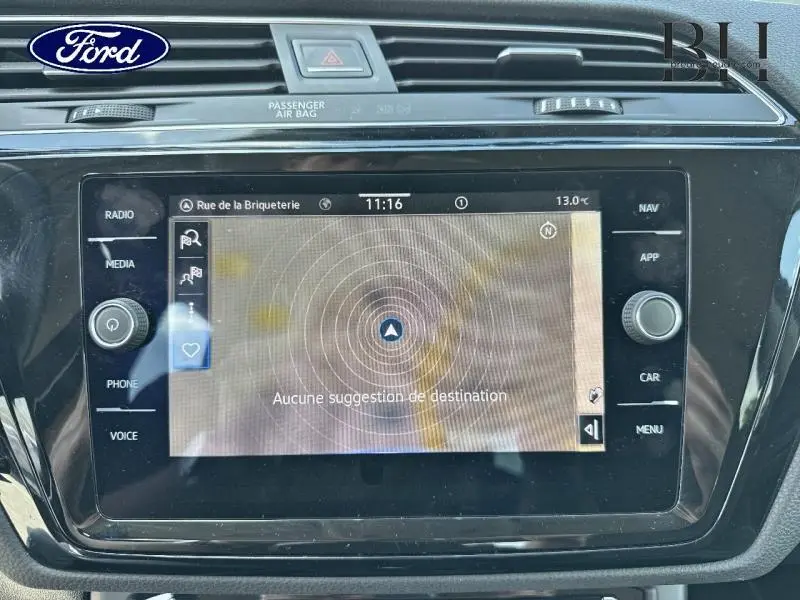 Écran tactile central noir du Volkswagen Touran 2020 affichant la navigation, vue de face en intérieur.