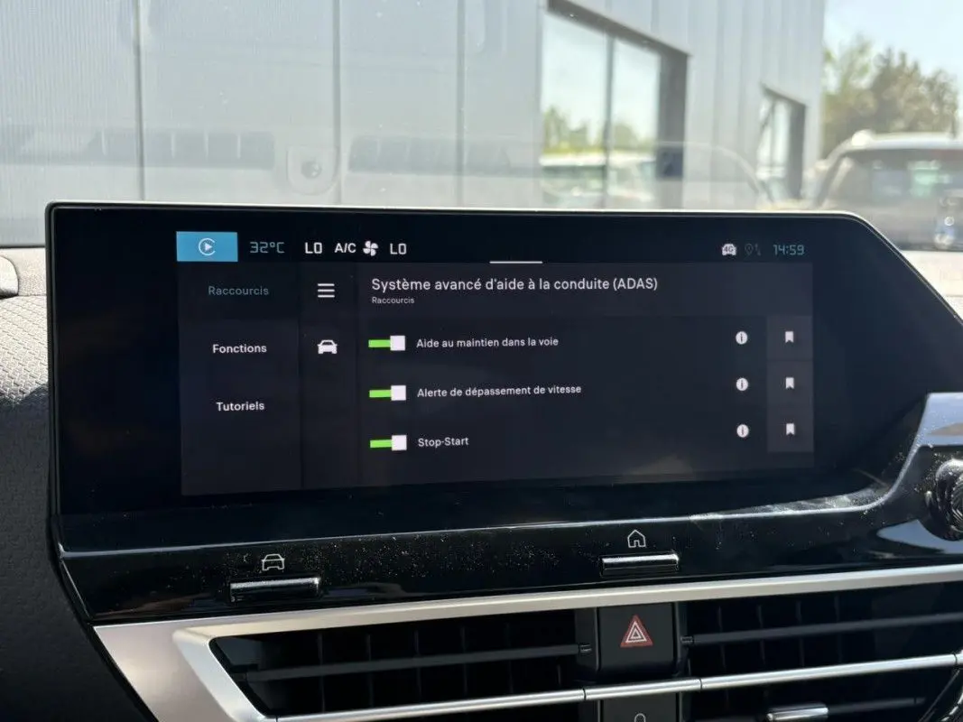 Écran tactile central du système d’aide à la conduite affichant les options ADAS dans une Citroën C4 hybride 2025.