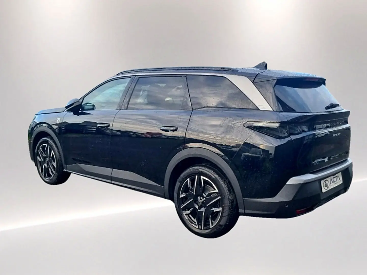 Peugeot 5008 Hybrid noir vue 3/4 arrière droit, jantes alu noires et toit contrasté gris clair.