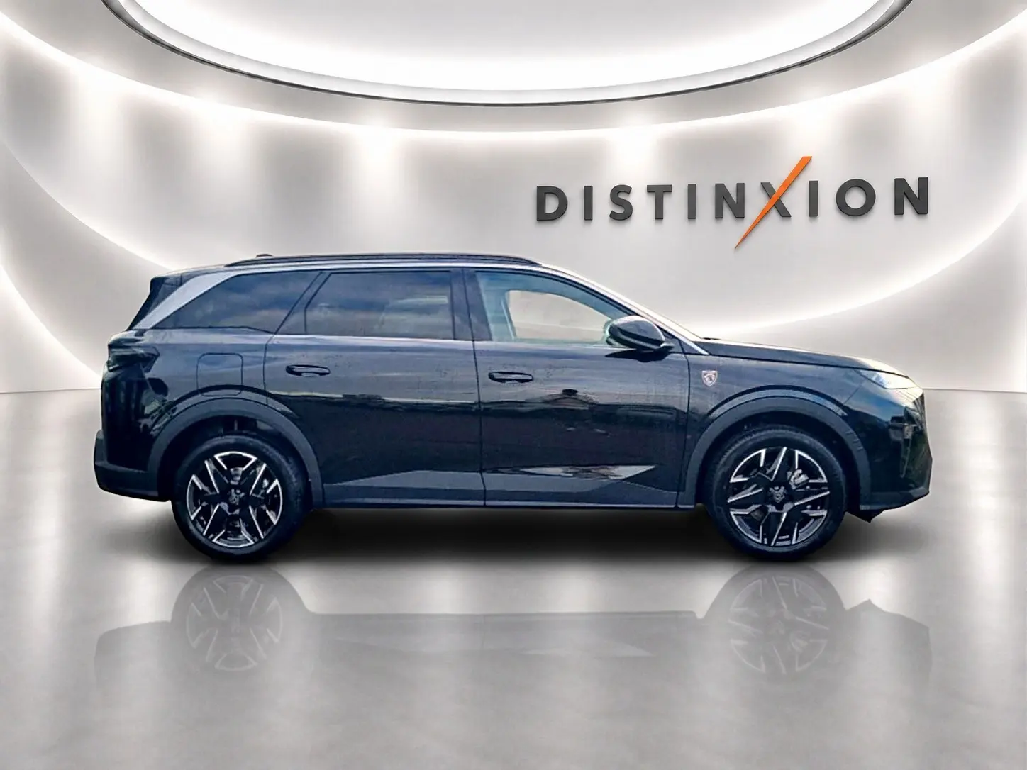 Profil droit du Peugeot 5008 Hybrid 145 GT e-dcs6 noir, avec jantes alu et vitres arrière surteintées, sur fond lumineux.