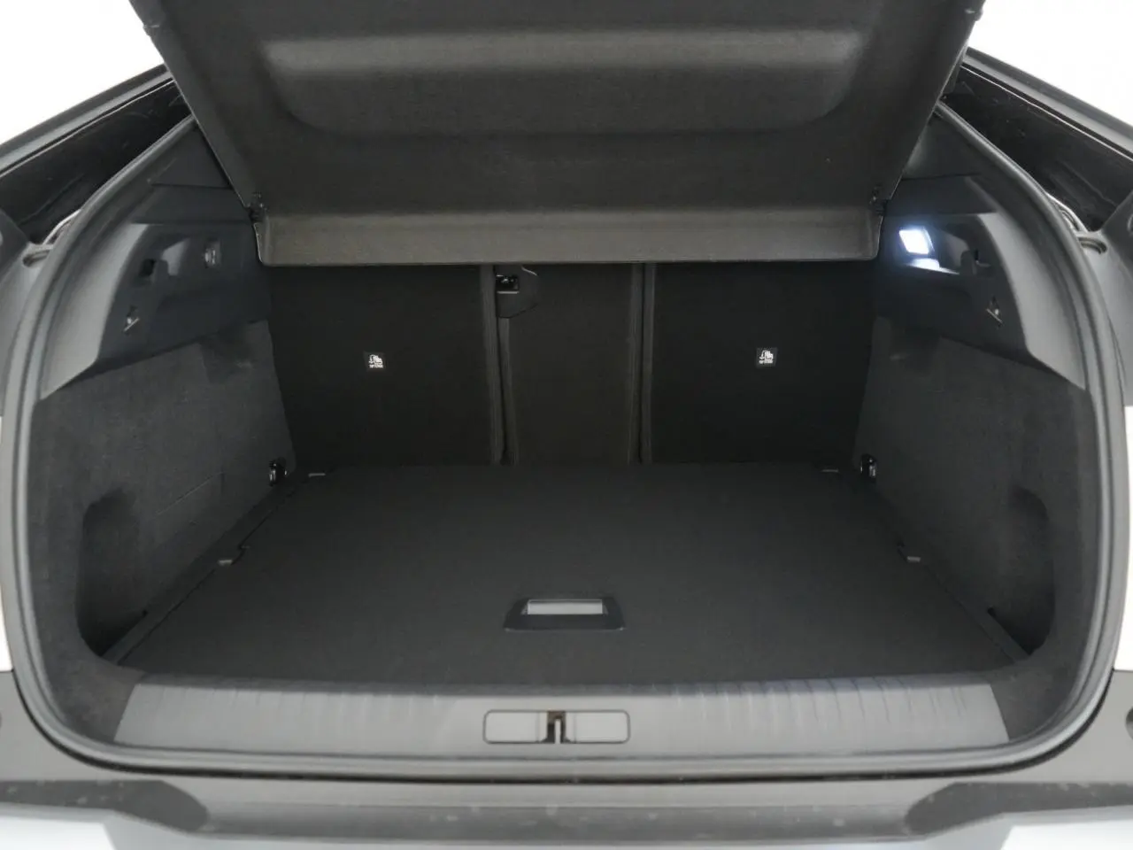Coffre ouvert du Peugeot 3008 gris Artense, vue arrière montrant un espace de chargement propre et spacieux.