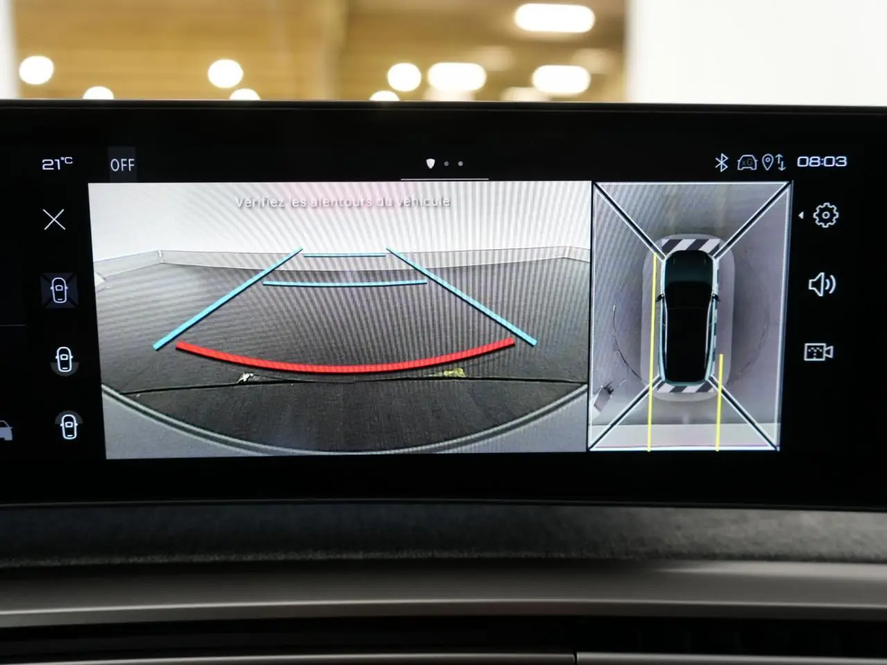 Écran intérieur du Peugeot 3008 Hybrid montrant la caméra de recul et la vue à 360° du véhicule gris Artense.