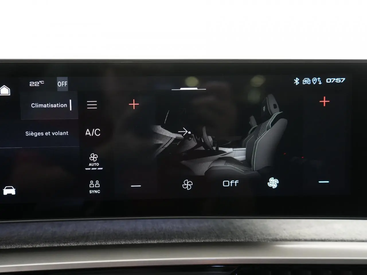 Écran tactile intérieur du Peugeot 3008 2026 affichant les réglages de climatisation et sièges.