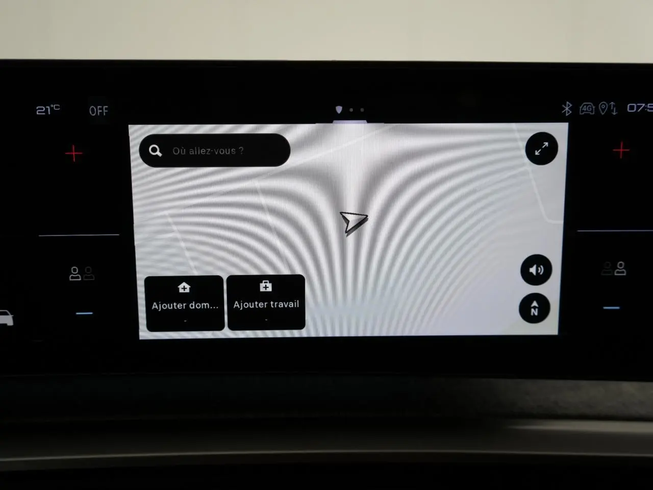Écran tactile central du Peugeot 3008 2026 affichant la navigation avec options de destination, dans un intérieur sombre.