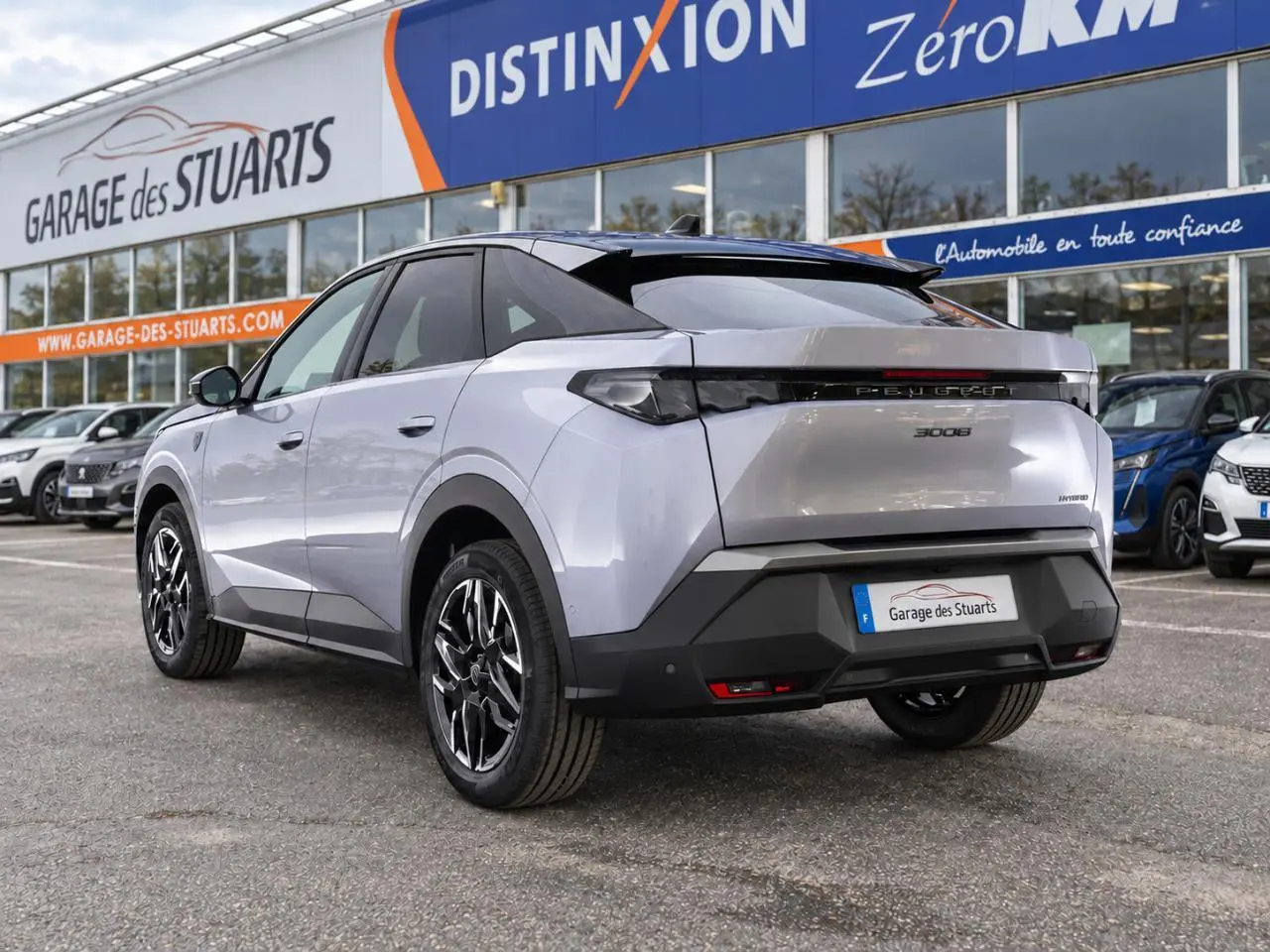 Peugeot 3008 gris Artense en 3/4 arrière droit, jantes alliage noires et feux arrière LED distinctifs.
