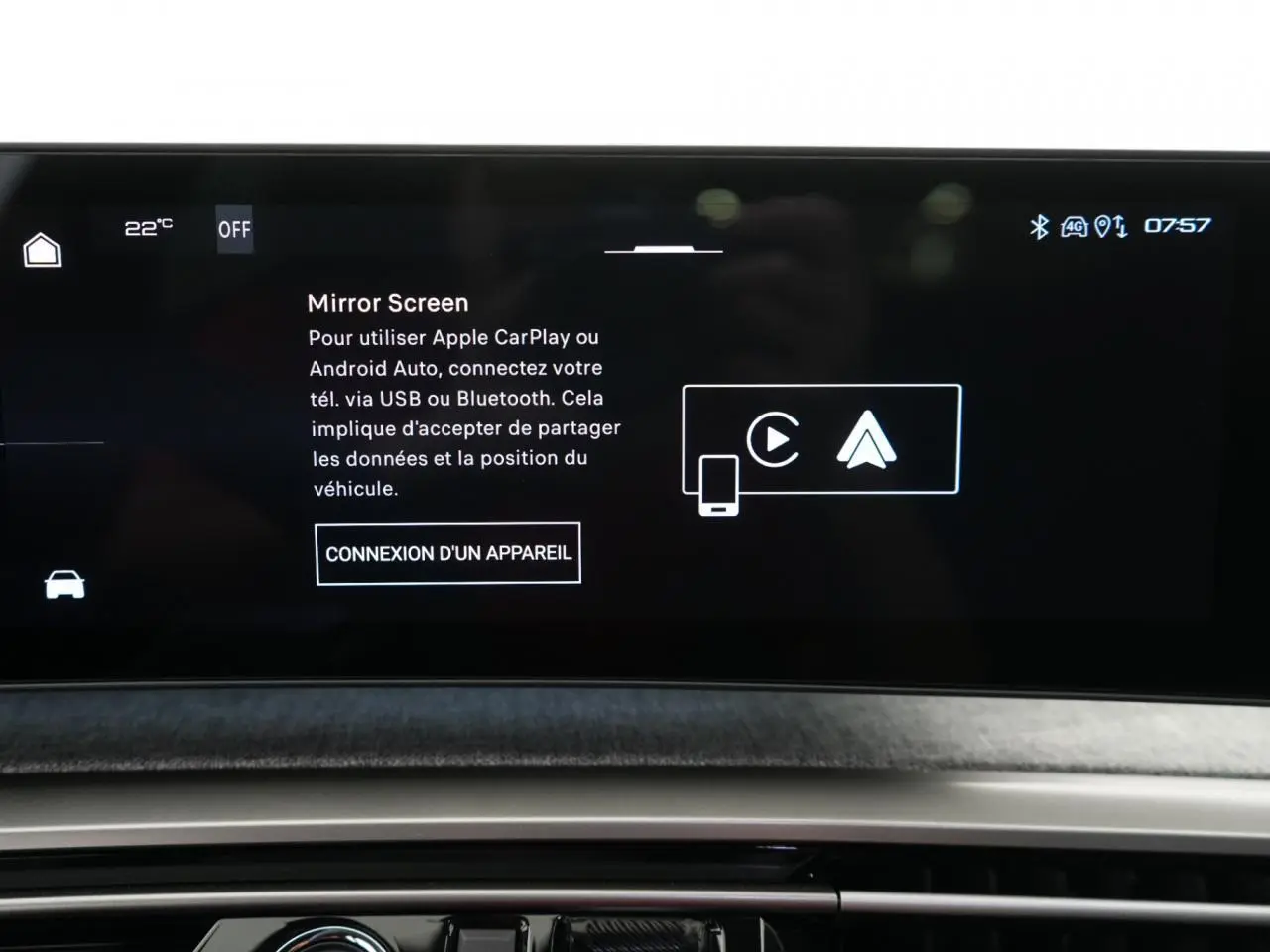Écran tactile du tableau de bord du Peugeot 3008 Hybrid 2026 affichant l'interface Mirror Screen en intérieur.