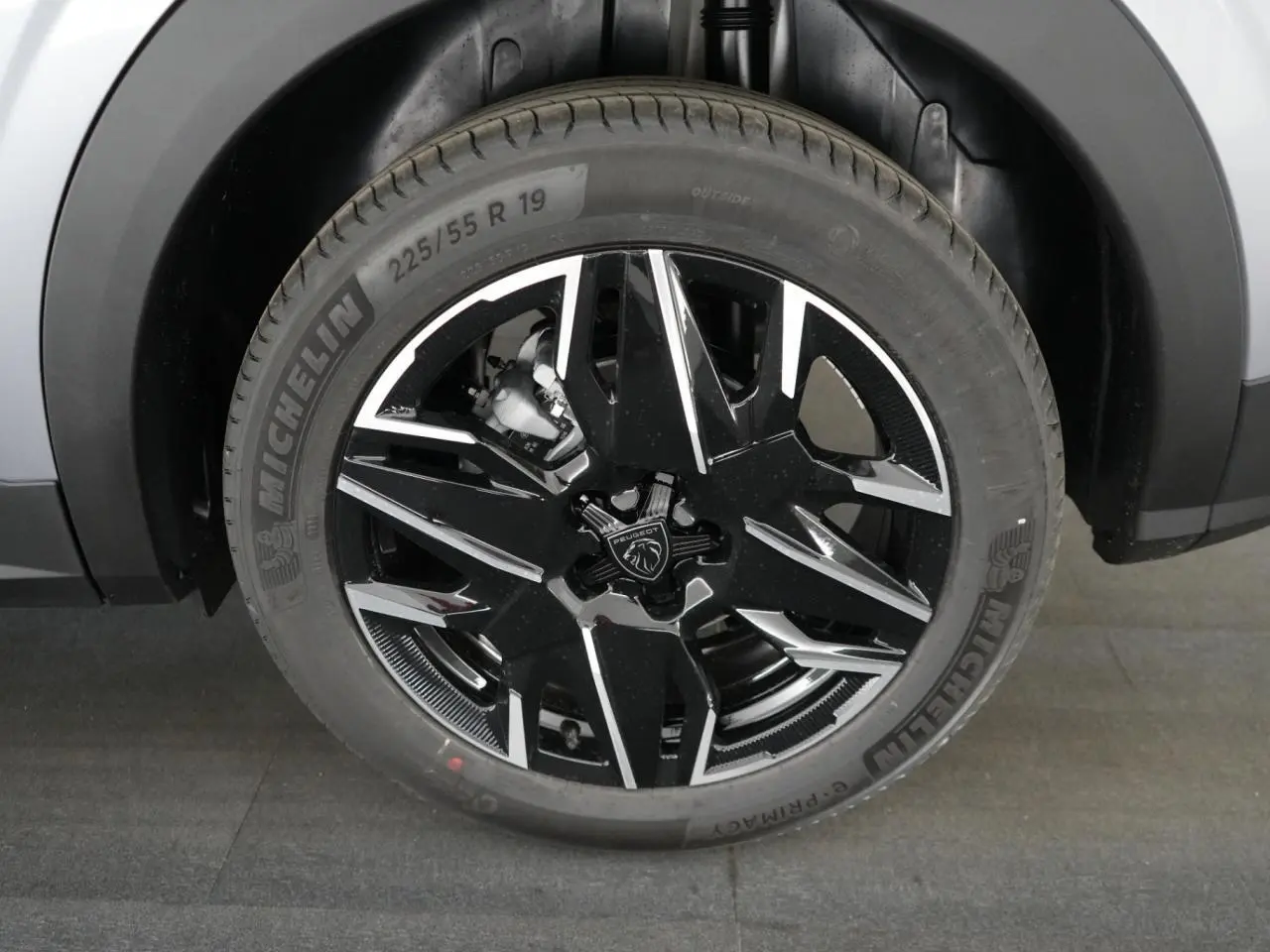 Gros plan sur la jante alliage noire et argentée de 19 pouces du Peugeot 3008 gris Artense, roue avant droite.