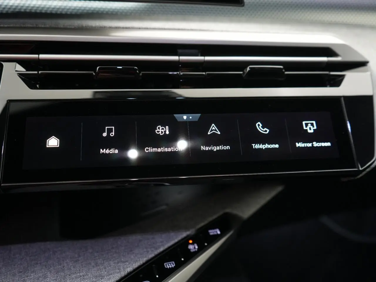 Écran tactile central du tableau de bord du Peugeot 3008 2026, affichant les menus Média, Climatisation, Navigation, Téléphone et Mirror Screen.