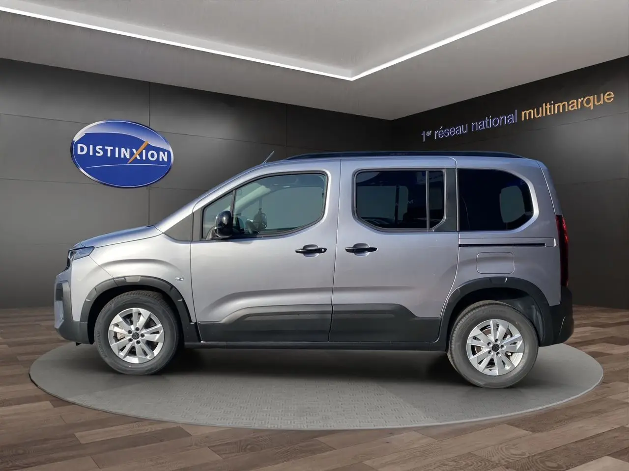 Vue latérale droite du Peugeot Rifter gris acier 2025 avec portes coulissantes et jantes alliage 16 pouces.