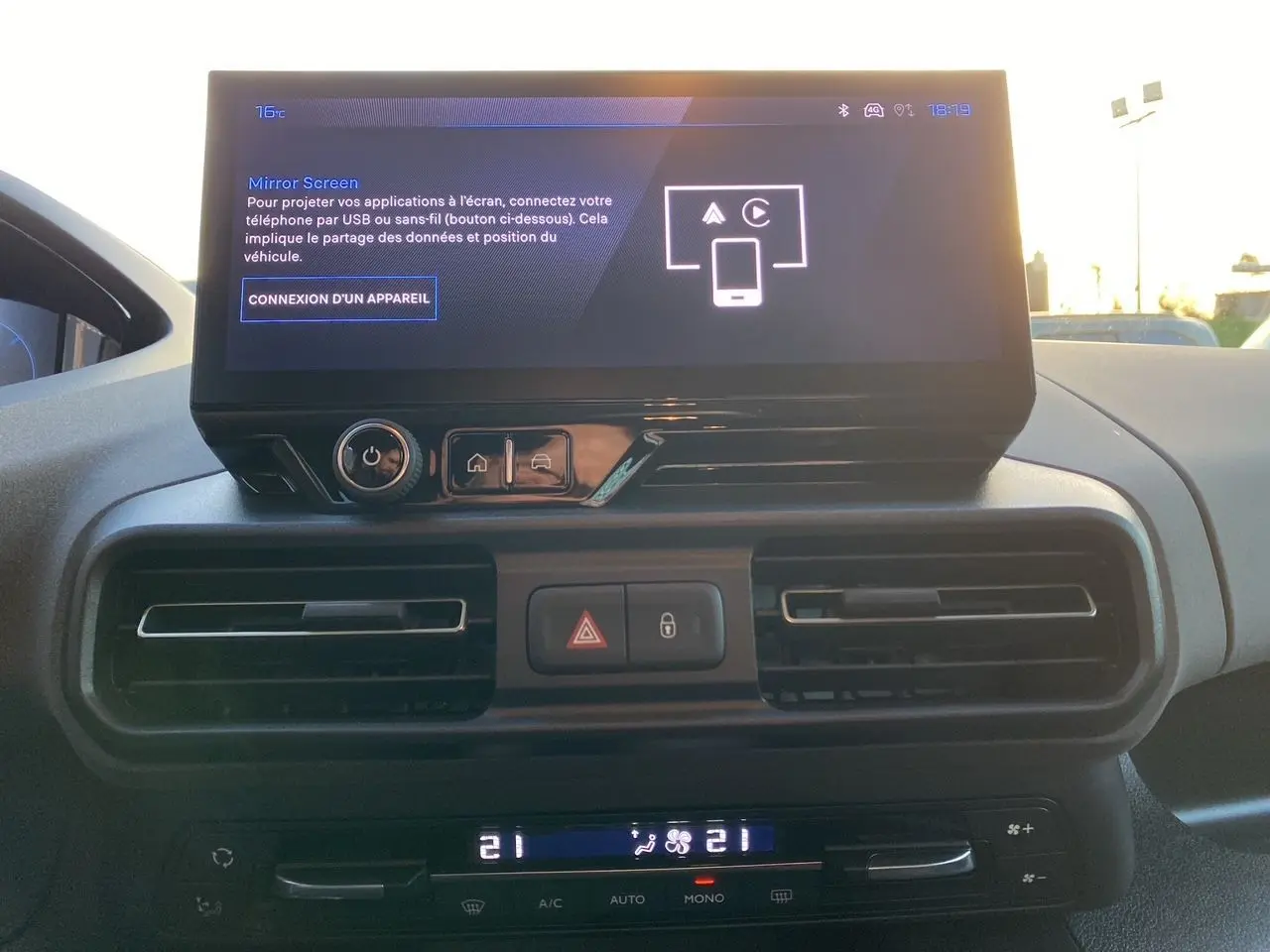 Vue rapprochée de l’écran tactile et de la console centrale du Peugeot Rifter 2025, affichage Mirror Screen visible.