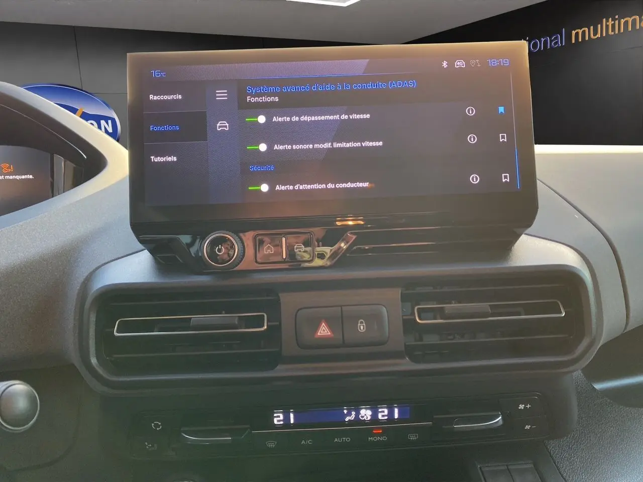 Vue rapprochée du tableau de bord du Peugeot Rifter gris acier 2025, avec écran tactile affichant les aides à la conduite.