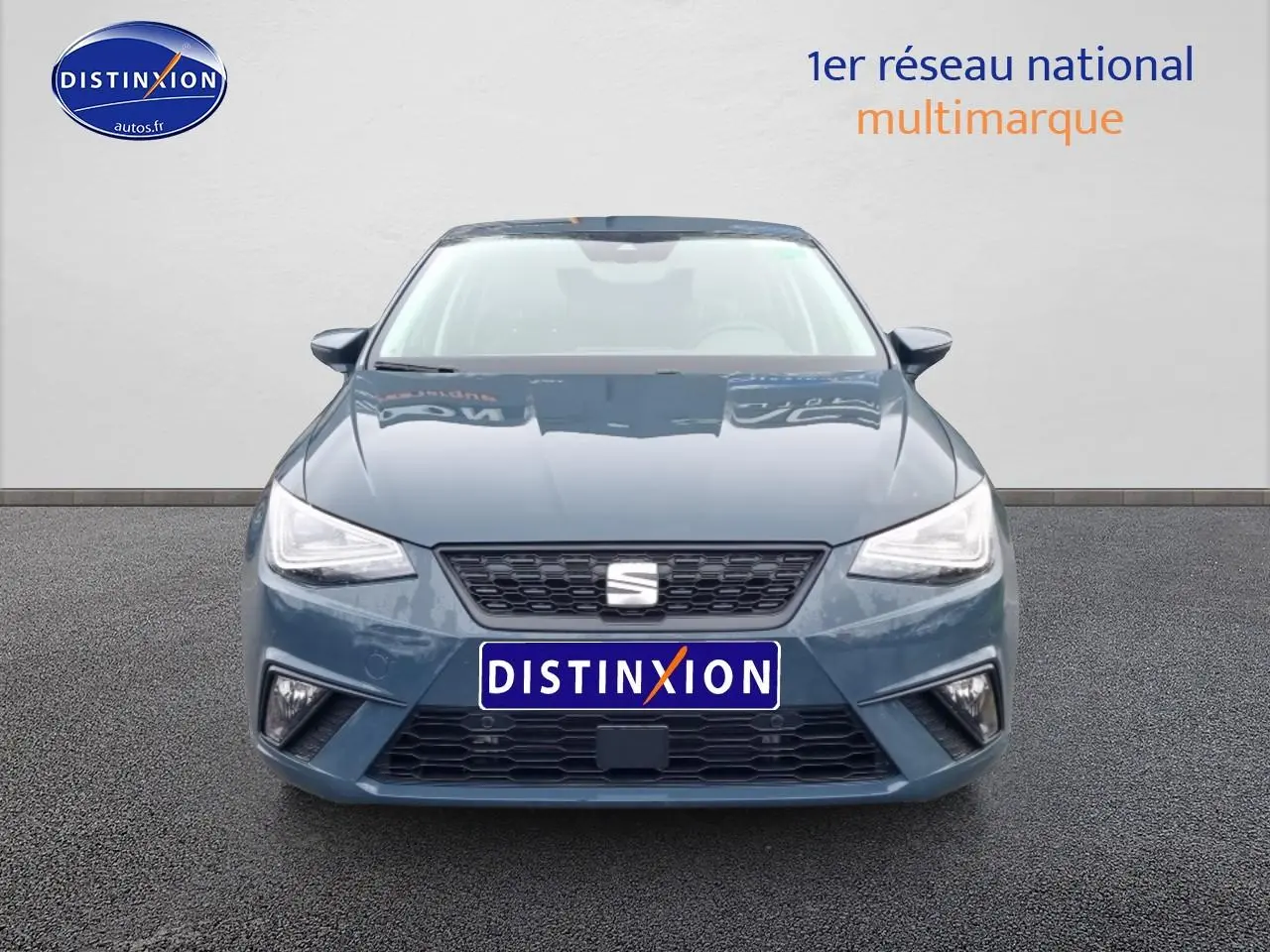 Vue frontale d'une SEAT Ibiza 1.0 TSI 95 Copa 2025 en bleu avec phares LED et calandre noire.