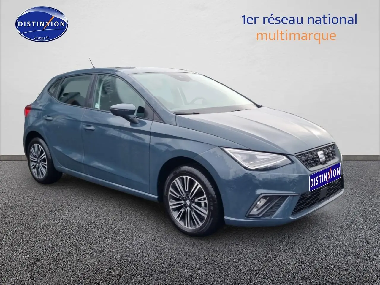 SEAT Ibiza 2025 bleu en vue 3/4 avant droit, avec jantes alliage et phares LED triangulaires.