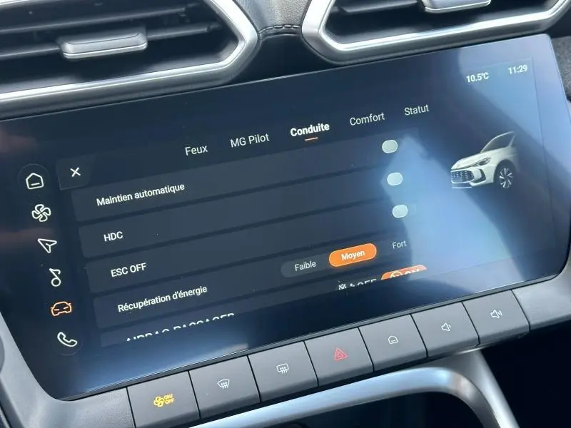 Écran tactile intérieur du MG ZS Hybrid+ blanc, affichant les réglages de conduite et assistance.