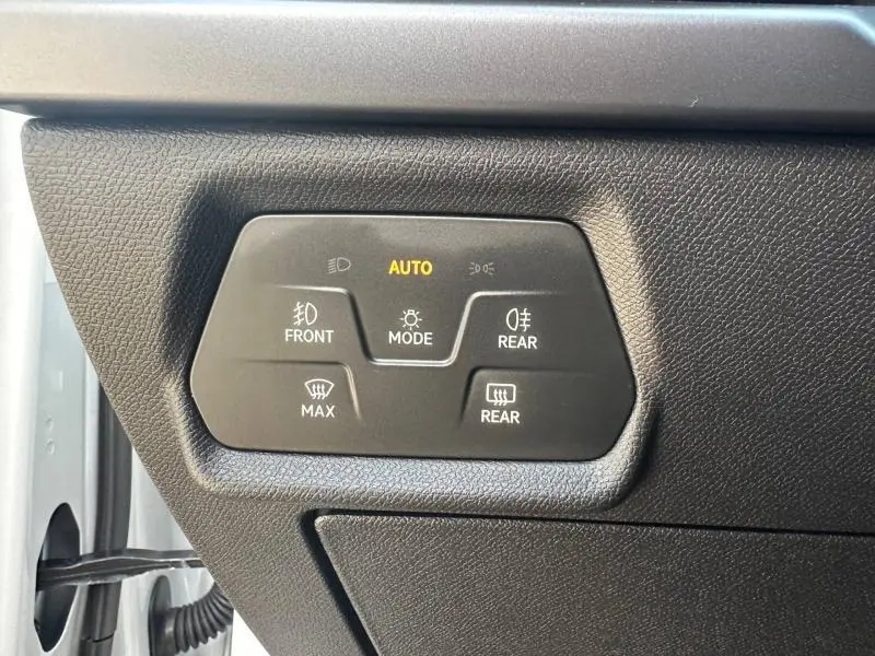 Panneau de commandes d’éclairage intérieur du CUPRA Formentor 2.0 TDI blanc Nevada, avec réglages automatiques et feux avant/arrière.