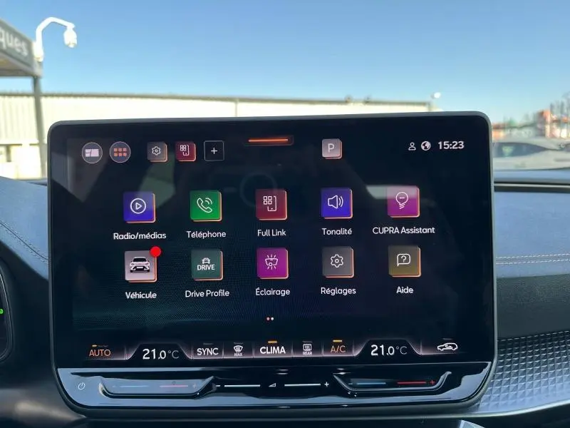 Écran tactile central du tableau de bord du CUPRA Formentor 2025 affichant les menus connectés et climatisation.