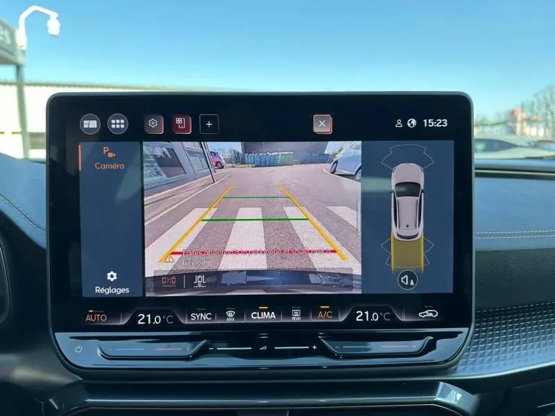 Vue intérieure sur l'écran multimédia affichant la caméra de recul du CUPRA Formentor blanc Nevada métallisé en marche arrière.