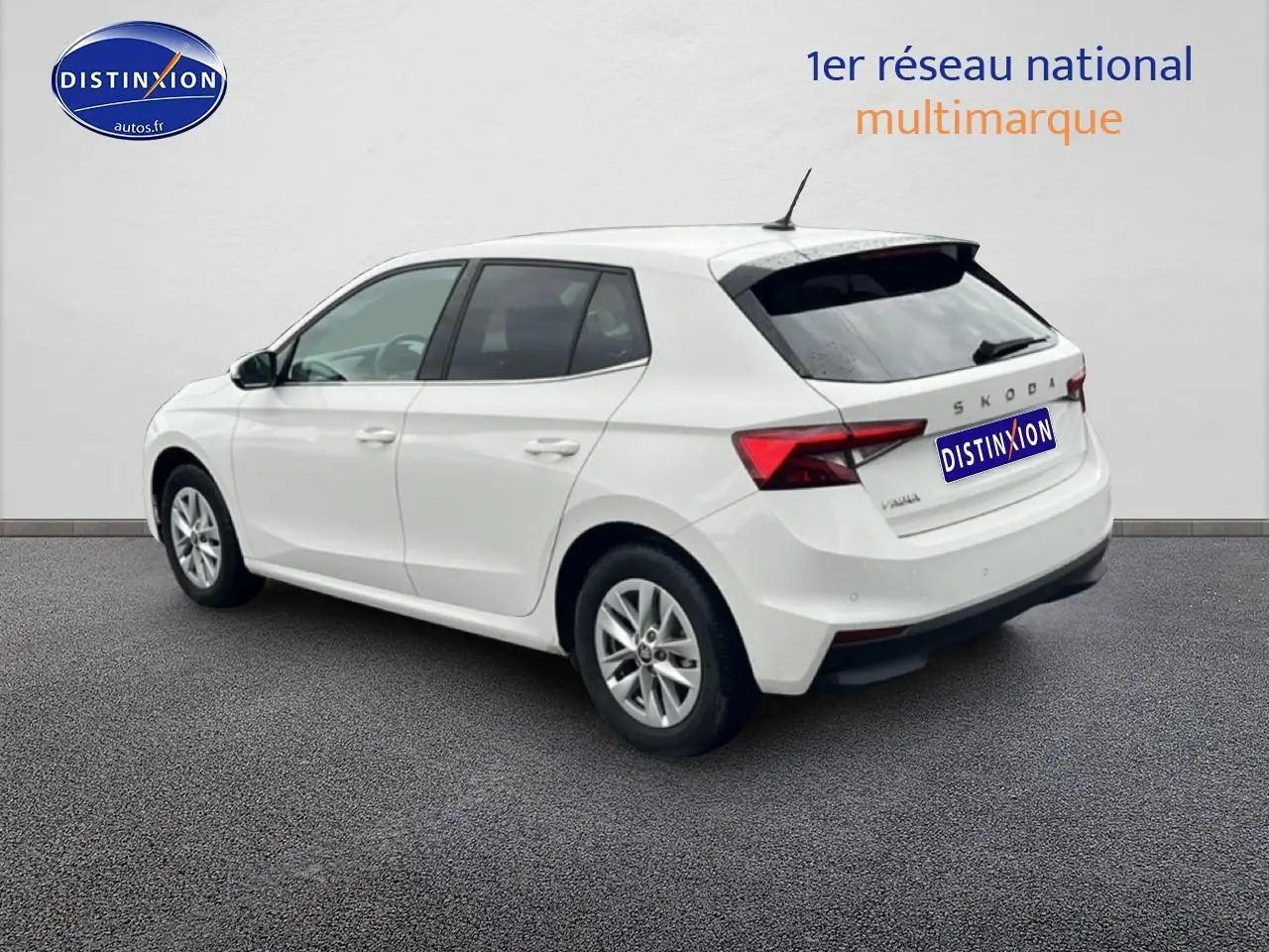 Vue 3/4 arrière droite d'une Skoda Fabia blanche 2025 avec jantes alu et feux arrière LED distinctifs.