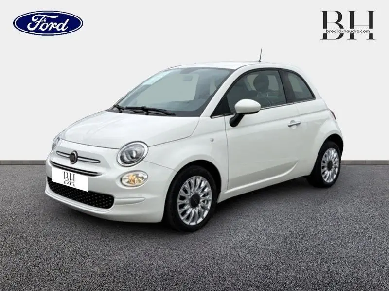 Vue 3/4 avant droite d'une Fiat 500 blanche Bossa Nova avec jantes alu et calandre chromée.