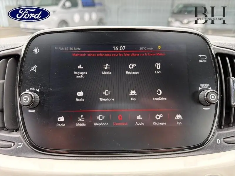 Écran tactile central de la Fiat 500 Bossa Nova White, affichant le menu multimédia et réglages, vue de face.