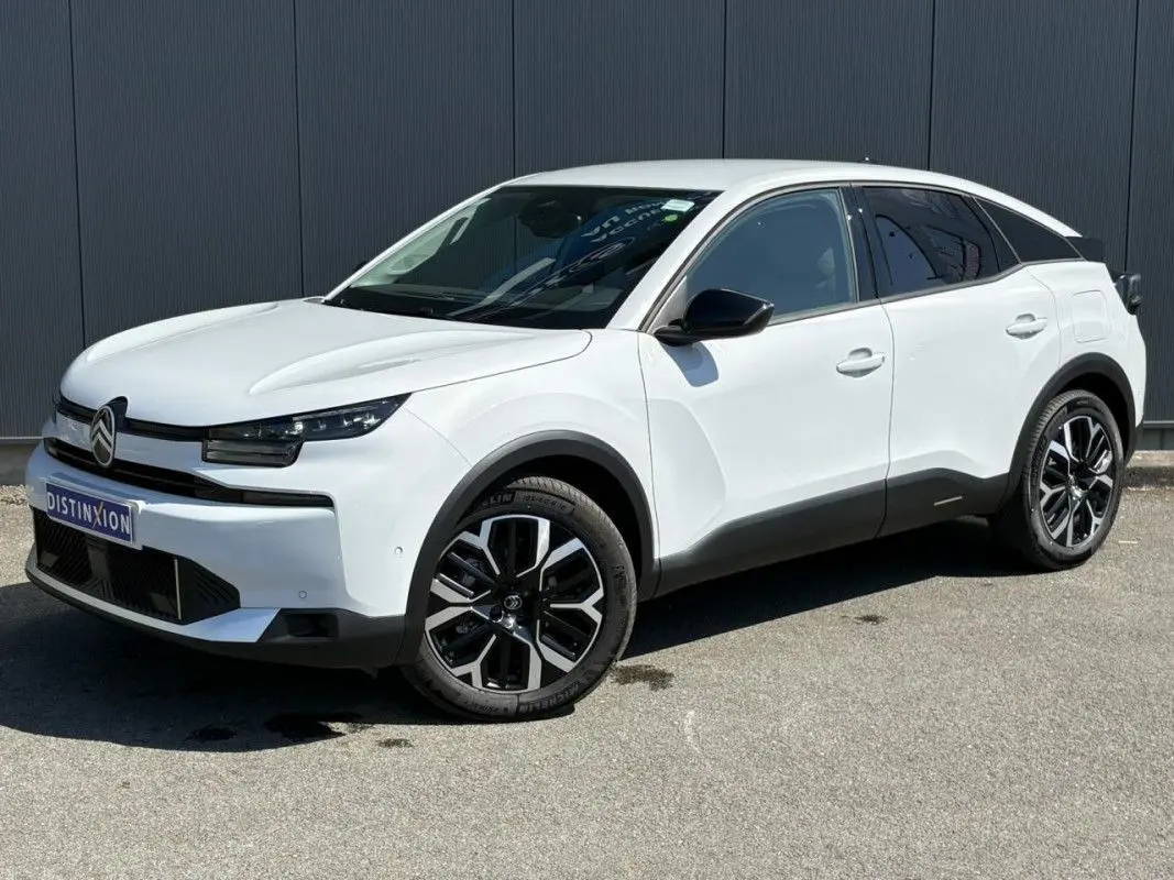 Citroën C4 Hybrid blanc Okenite vue 3/4 avant droit, avec calandre distinctive et jantes bi-ton noires.