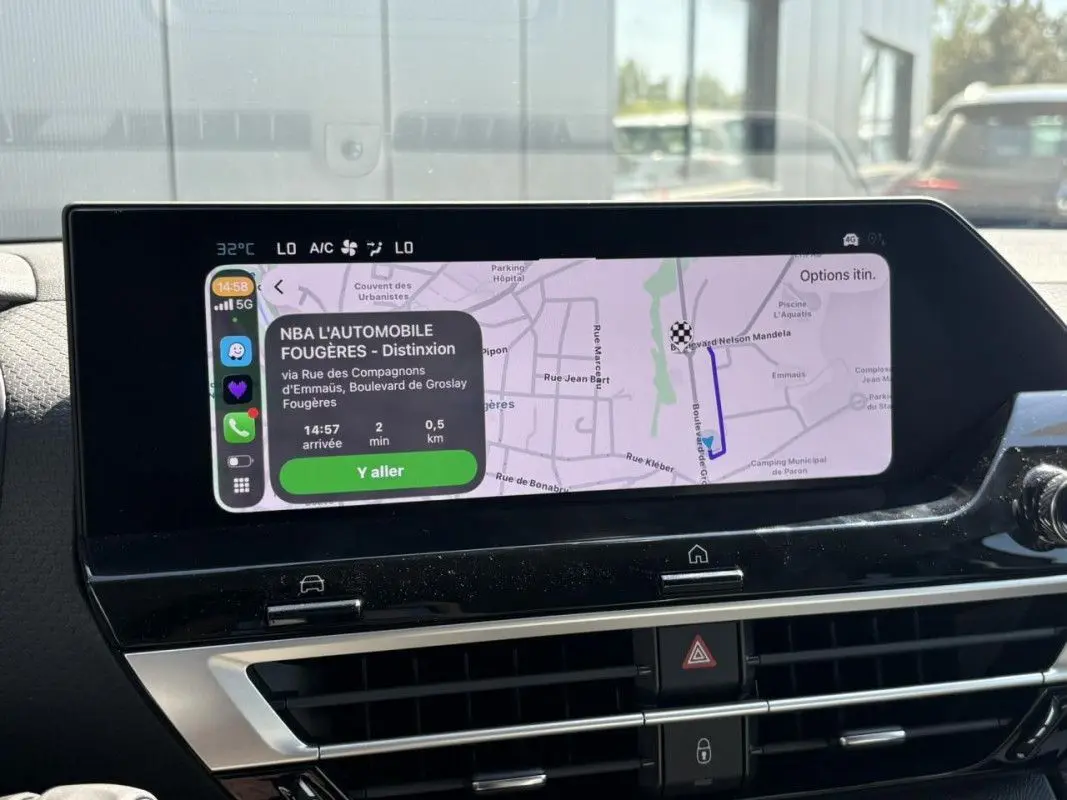 Gros plan sur la partie gauche du volant noir de la Citroën C4 Hybrid 145 ch 2025 avec commandes intégrées et logo centré.