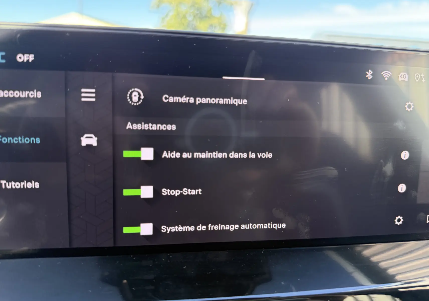 Écran tactile intérieur de la Citroën C4 Hybrid 2025 montrant les options d'assistance à la conduite activées.