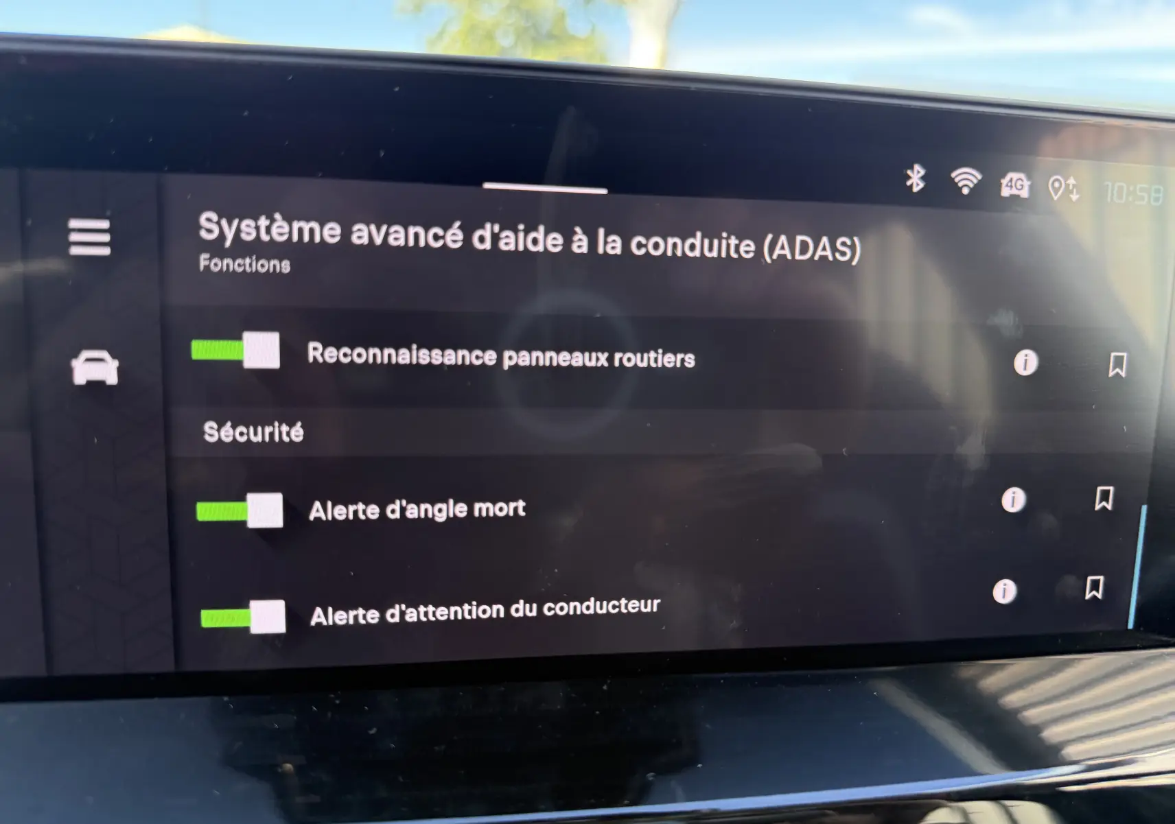Écran tactile intérieur du Citroën C4 Hybrid 2025 montrant les options avancées d’aide à la conduite (ADAS).