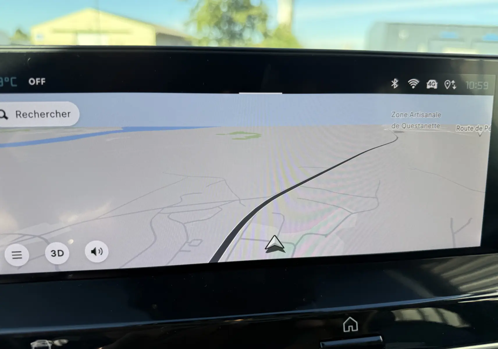 Écran tactile du système de navigation de la Citroën C4 Hybrid 145 CH, affichant une carte en mode 3D.