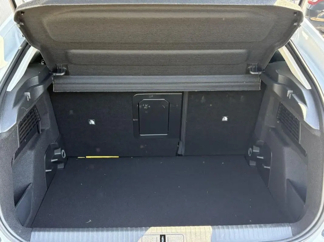 Vue intérieure des sièges arrière en cuir noir et gris de la Citroën C4 Hybrid 2025, avec appuie-têtes et ceintures visibles.