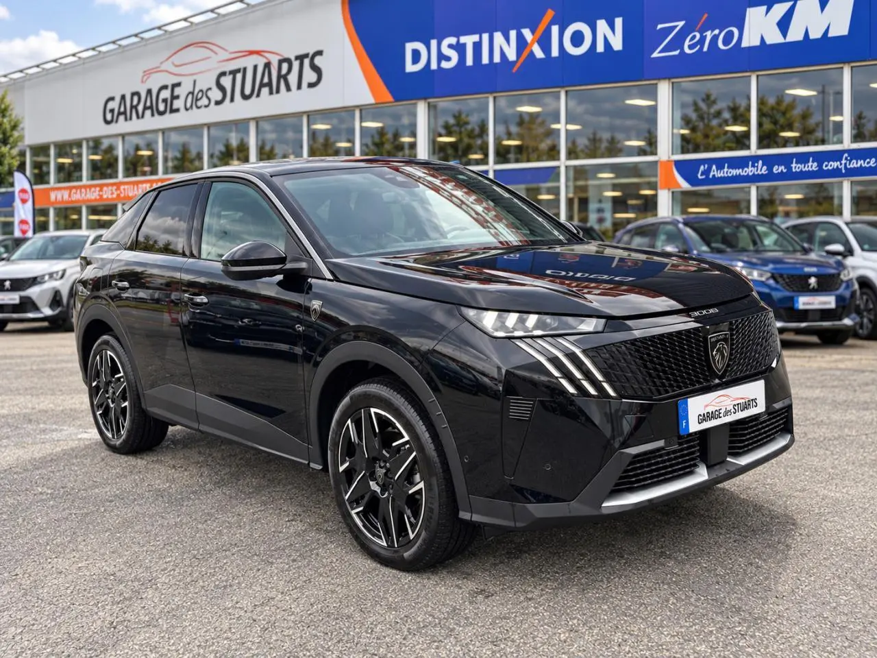 Peugeot 3008 noir Perla en 3/4 avant droit, avec calandre distinctive et jantes alliage 19 pouces diamantées.
